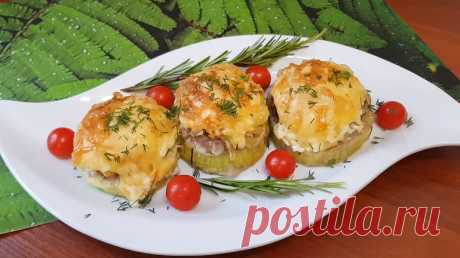 Стожки из фарша на кабачке: вкус этого блюда забыть невозможно Стожки из фарша на кабачке выкладываем на сервировочное блюдо, украшаем зеленью, приглашаем всех к столу! Супер вкусно, супер красиво – от такой закуски невозможно оторваться! Нежное сочное мясо, ароматные овощи, сырная корочка – пальчики оближешь.