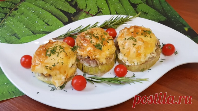Стожки из фарша на кабачке: вкус этого блюда забыть невозможно Стожки из фарша на кабачке выкладываем на сервировочное блюдо, украшаем зеленью, приглашаем всех к столу! Супер вкусно, супер красиво – от такой закуски невозможно оторваться! Нежное сочное мясо, ароматные овощи, сырная корочка – пальчики оближешь.