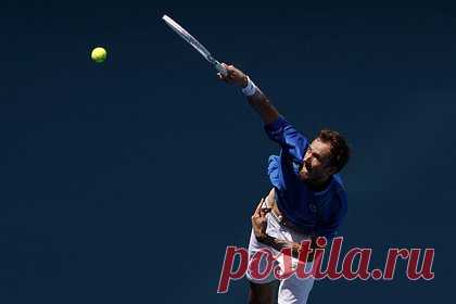 Теннисист Медведев опустился в рейтинге ATP. Россиянин Даниил Медведев потерял одну позицию в рейтинге Ассоциации теннисистов-профессионалов (ATP). Медведев с 5150 очками опустился с четвертой на пятую строку. Это произошло после того, как норвежец Каспер Рууд выиграл турнир в Эшториле (Португалия) и, заработав 250 очков, обошел россиянина (5255 очков).