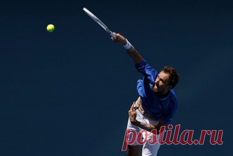 Теннисист Медведев опустился в рейтинге ATP. Россиянин Даниил Медведев потерял одну позицию в рейтинге Ассоциации теннисистов-профессионалов (ATP). Медведев с 5150 очками опустился с четвертой на пятую строку. Это произошло после того, как норвежец Каспер Рууд выиграл турнир в Эшториле (Португалия) и, заработав 250 очков, обошел россиянина (5255 очков).