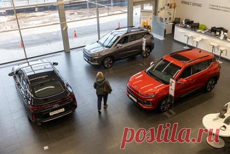 В России призвали не ждать снижения цен на автомобили. Россиян призвали не ждать снижения цен на автомобили. По словам вице-президента Союза автоэкспертов и оценщиков и сооснователя компании AutoExpert Михаила Осетрова, в стоимость машин вложена масса факторов — налоги, таможня, и транспортировка, которые невозможно удешевить.