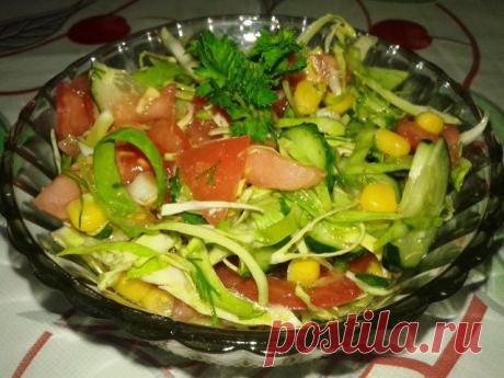 Весенний салат с капустой, огурцами, помидорами, кукурузой
