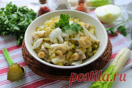 Салат "Простофиля" - необычный и вкусный Салат "Простофиля" - это забавное название предлагаемый салат получил за состав используемых для его приготовления продуктов.
