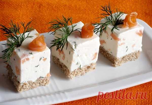 Закусочный торт из сыра и копченого лосося