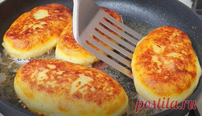 О зразах знают многие, это вкусное мясное блюдо, которое пришло в мир из белорусской, польской, литовской и украинской кухонь. В основном классические зразы готовят из фарша или рубленого мяса с начинкой в виде грибов и яиц. Однако, позднее со зразами стали много экспериментировать. Сейчас к зразам можно добавлять не только традиционные начинки, а также разные […]
