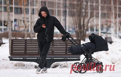 Народный фронт предложил предоставлять отцам отпуск при рождении ребенка. Глава исполкома фронта Михаил Кузнецов отметил, что многодетные родители с маленькими детьми иногда выбирают все 60 оплачиваемых дней больничного и вынуждены сидеть дома с детьми за свой счет