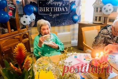 102-летняя футбольная фанатка раскрыла алкогольный секрет долголетия. 102-летняя жительница Великобритании отпраздновала очередной день рождения и раскрыла секрет своего долголетия. Дорис Уилтон из города Вулвергемптон отметила знаменательную дату 16 августа. Женщина всю жизнь остается фанаткой футбольного клуба «Вест Бромвич Альбион» и всегда ездила на матчи.