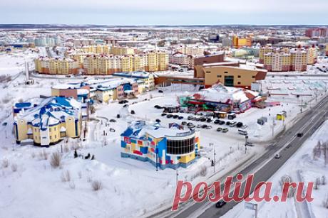 В российских городах начали рушиться дома из-за климата. На Ямале из-за глобального потепления начали разрушаться дома. Волны тепла размягчают грунты, и вечная мерзлота уже не может держать здания. В 2019 году на Ямале начали формировать систему автоматического температурного мониторинга грунтов. В Салехарде сейчас термометрические наблюдения ведутся за девятью зданиями.