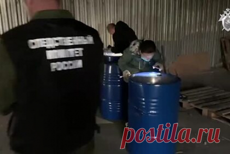 Суррогатный алкоголь объемом в 2200 литров из Оренбуржья попал на видео. Сотрудники правоохранительных органов нашли в Оренбуржье еще 11 бочек суррогатного алкоголя по 200 литров каждая. Таким образом, общий объем содержимого, которым, предположительно, насмерть отравились 29 человек, составляет 2200 литров. Бочки нашли на складе, расположенном на территории торгово-закупочной базы в Орске.