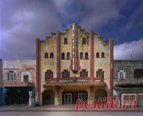 Великолепные здания Кубы. Фотограф Michael Eastman