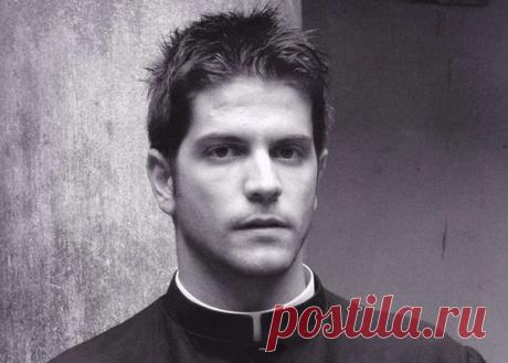 В Ватикане каждый год издается черно-белый календарь Calendario Romano со снимками молодых сексуальных итальянцев, ставших священниками