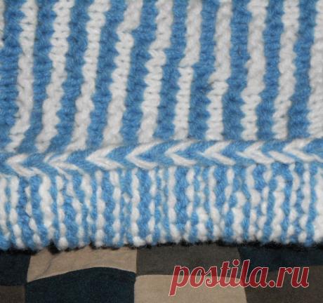 Шапка-бини поперечным вязанием укороченными рядами (без дырочек) спицами - Вяжем вместе он-лайн - Страна Мам
Девочки ,разрешите внести свои пять копеек.Шапочку я уже связала чуть раньше. Спасибо за объяснения Сауле и elena1411 Именно полосатую. Нить менялась каждые 2 ряда.Смена нити у меня происходит по ровному краю шапочки. Вяжем последнюю петлю ряда двумя нитями.
Край не на много утолщается, а мы получаем вот такую косичку. 
Все очень просто.Вяжем попеременно разным цветом. Провязав второй