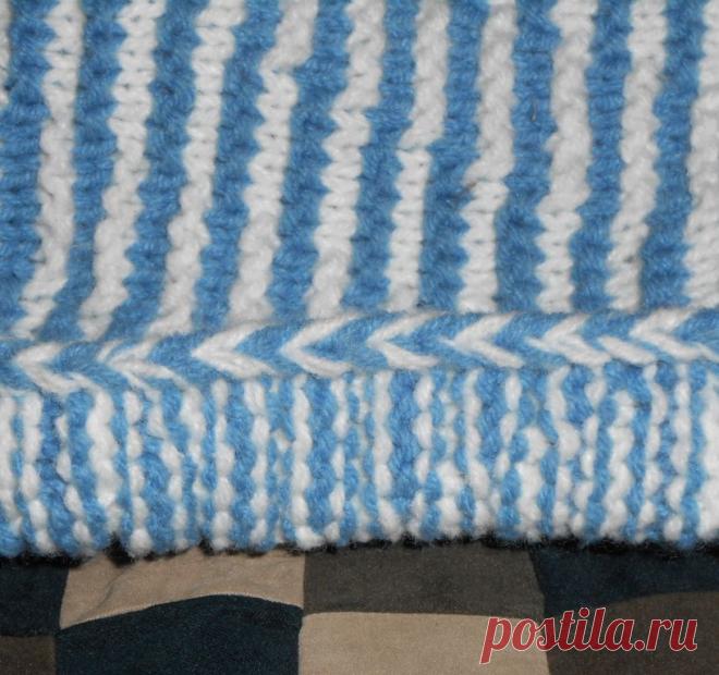 Шапка-бини поперечным вязанием укороченными рядами (без дырочек) спицами - Вяжем вместе он-лайн - Страна Мам
Девочки ,разрешите внести свои пять копеек.Шапочку я уже связала чуть раньше. Спасибо за объяснения Сауле и elena1411 Именно полосатую. Нить менялась каждые 2 ряда.Смена нити у меня происходит по ровному краю шапочки. Вяжем последнюю петлю ряда двумя нитями.
Край не на много утолщается, а мы получаем вот такую косичку. 
Все очень просто.Вяжем попеременно разным цветом. Провязав второй