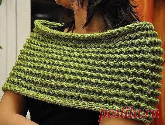 Французская резинка 1 (с рапортом 3 петли) состоит из 2-х повторяющихся рядов. Главным отличием от других видов резинок является перекрещивание петель. При этом, в лицевых рядах перекрещивают 2 лицевые петли, а в изнаночных- изнаночные, смотрите схему узора. Петли не снимают на дополнительную спицу, как при вязании косы, а просто сперва провязывают вторую(лицевую или изнаночную) петлю, а после первую, и только потом снимают обе провязанные петли на правую спицу. Такое перекрещивание петель делаю