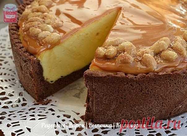 Творожник со сгущенкой и орехами

Ингредиенты:

Для песочного теста:

Сливочное масло — 125 г
Мука — 300 г
Разрыхлитель — 1 ч. л.
Яйцо — 1 шт.
Сахар — 4 ст. л.
Какао — 2 ст. л.

Для творожной массы:

Творог — 500-600 г
Яйца — 3 шт.
Сахар — ¾ стакана
Пудинг ванильный — 1 пачка
Сметана — ½ стакана

Дополнительно:

Вареное сгущенное молоко — по вкусу
Орехи (арахис, грецкие) — 50-100 г
Мед — 2-3 ст. л.

Приготовление:

1. Приготовить эластичное тесто. Муку с сахаром, какао, ра...