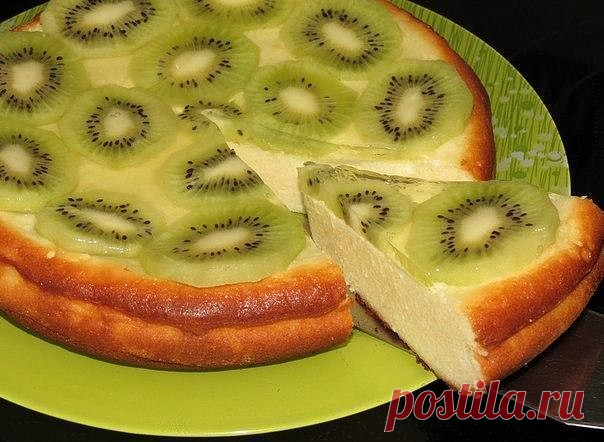 Творожная запеканка с киви.

Творог - 500 г;
Яйца - 5 шт.;
Сливочное масло - 100 г;
Сахар - 100 г;
Манка - 50 г;
Ваниль - 1/2 стручка (или 1 пакетик ванильного сахара);
Соль – щепотка.
Для украшения: 
киви - 3 шт., 
желе для торта - 1 пакетик.

ПРИГОТОВЛЕНИЕ:
Масло взбить миксером на максимальной скорости до гладкой, пышной массы, поочередно добавляя в него сахар, ваниль. Не прекращая взбивать, по одному ввести яйца. Уменьшить скорость миксера до средней небольшими порциям...