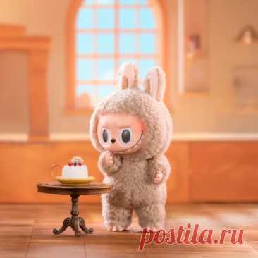 Labubu TOFFEE
Labubu TOFFEE — это настоящий десерт для глаз из коллекции Exciting Macarons. Его тёплый карамельный окрас, мягкие контуры и уютная фактура будто созданы для того, чтобы дарить сладкое настроение без сахара. Он словно воплощение тающей ириски — тёплый, домашний и немного ностальгический.
 оригинал купить недорого в Москве и России