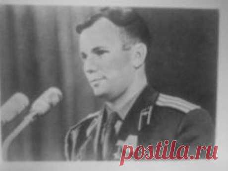Первый космонавт Ю. Гагарин расскказывает, &quot;какого цвета небо, что он видел на Земле, как чувствовал себя в полете...&quot;.