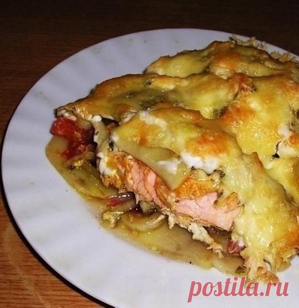 Волшебная золотая рыбка
Ингредиенты:
-Рыба (филе любой рыбы) — 250 г
-Картофель (среднего размера) — 2 шт
-Лук репчатый (среднего размера) — 1 шт
-Помидор (небольшого размера) — 1/2 шт
-Сыр твердый (тертый) — 50 г
-Майонез
-Сок лимонный (свежевыжатый)
-Соевый соус
-Соль
-Зелень (свежая)
-Специи
Приготовление:
Для начала давайте приготовим всё необходимое. Все ингредиенты здесь очень простые и доступные.
Сначала
 нам необходимо замариновать филе рыбки примерно на пол часа. ...