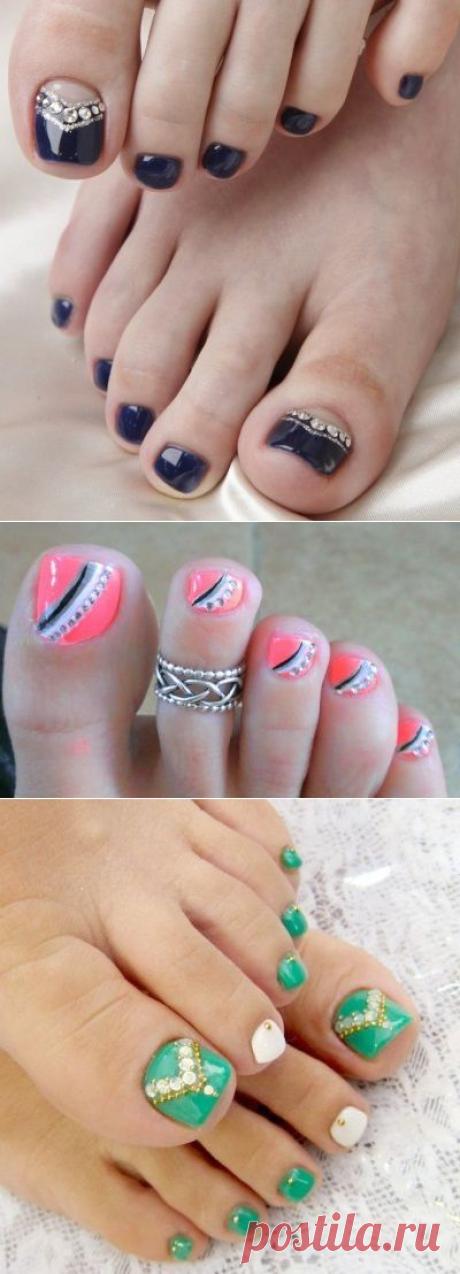 Фантазийный педикюр - яркий и со стразами