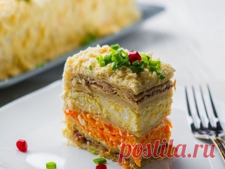 ЗАКУСОЧНЫЙ ТОРТ &quot;НАПОЛЕОН&quot; 
самый вкусный торт-салат

Получается очень вкусным, сытным и в меру влажным: каждый кусочек тает во рту. Сделанные из слоеного теста коржи после пропитки становятся невероятно нежными. Рыбная начинка отлично сочетается с яйцами и сливочным сыром. Морковь с чесноком добавляют закуске пикантности. В общем, хвалить можно долго, но лучше приготовить и попробовать: вам понравится результат.

Состав продуктов 
один килограмм слоеного теста (бездрожжев...