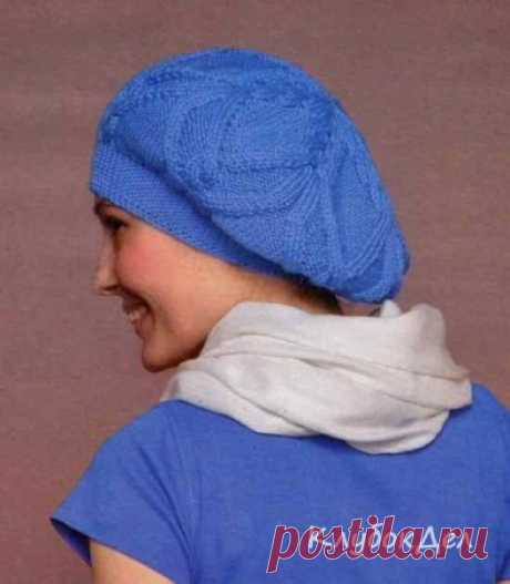 Вязаный берет спицами пряжей голубого цвета. Схема вязания берета