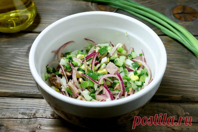 Салат с печенью трески, яйцом и овощами: вкусное блюдо с красивой подачей | Еда на каждый день | Дзен