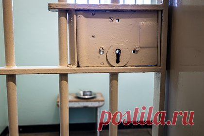 В прокуратуре рассказали о первом переводе заключенного в исправительный центр. Сергей Петросов, осужденный за соучастие в поджоге казино «Паллада» с игроками в городе Петропавловск-Камчатский (Камчатский край), стал одним из первых российских заключенных, переведенных из колонии в исправительный центр. Об этом в субботу, 15 апреля, «Ленте.ру» рассказали в прокуратуре Камчатского края.