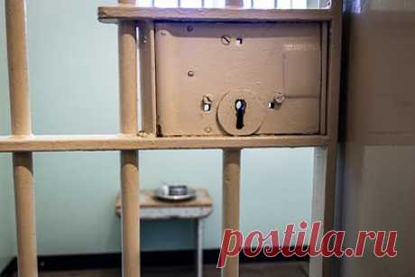В прокуратуре рассказали о первом переводе заключенного в исправительный центр. Сергей Петросов, осужденный за соучастие в поджоге казино «Паллада» с игроками в городе Петропавловск-Камчатский (Камчатский край), стал одним из первых российских заключенных, переведенных из колонии в исправительный центр. Об этом в субботу, 15 апреля, «Ленте.ру» рассказали в прокуратуре Камчатского края.
