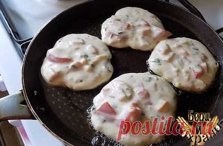 Завтрак-ФУРОР: Оладьи со вкусом пиццы 

Моя семья еще никогда не была в таком восторге от завтрака. Это шедеврально, а по своей простоте гениально! Попробуйте, и поймете, о чем я говорю... ))

Ингредиенты: 

Кефир (объёмом 250 мл) — 1 стак. 
Сыр твердый (моцарелла для пиццы или любой вами любимый сыр) — 70 г 
Ветчина (из индейки, любая вами любимая или колбаса) — 100 г 
Мука пшеничная / Мука (объёмом 250 мл) — 1 стак. 
Соль — 0,5 ч. л. 
Сахар (можно 1 ч л, по вкусу) — 0,5 ...