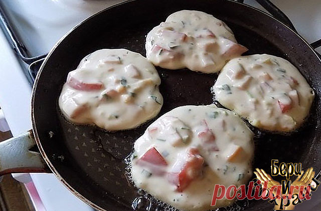 Завтрак-ФУРОР: Оладьи со вкусом пиццы 

Моя семья еще никогда не была в таком восторге от завтрака. Это шедеврально, а по своей простоте гениально! Попробуйте, и поймете, о чем я говорю... ))

Ингредиенты: 

Кефир (объёмом 250 мл) — 1 стак. 
Сыр твердый (моцарелла для пиццы или любой вами любимый сыр) — 70 г 
Ветчина (из индейки, любая вами любимая или колбаса) — 100 г 
Мука пшеничная / Мука (объёмом 250 мл) — 1 стак. 
Соль — 0,5 ч. л. 
Сахар (можно 1 ч л, по вкусу) — 0,5 ...