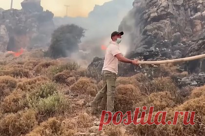 Опубликовано видео с охваченного пожарами греческого острова. Туристов массово эвакуируют с охваченного пожарами греческого острова Родос. Из деревень и гостиниц спасено 19 тысяч человек, из них три тысячи подобраны на лодках с пляжей. Службы спасения предупреждают, что в ближайшие дни ситуация может усугубиться, так как температура воздуха повысится до 45 градусов.