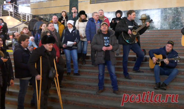 Челябинцы исполнили песню «У Черного моря» на вокзале в поддержку народа Украины Вокзальный песенный флешмоб, прошедший в нескольких городах России и за рубежом, не обошел столицу Южного Урала. В минувшее воскресенье челябинские активисты исполнили песню Леонида Утесова «У Черного моря» в поддержку народа Украины, а также чтобы напомнить, что все люди – братья, несмотря на распри и войны.    Одна из активных участниц челябинского флешмоба Наталья Тихомирова является органи...