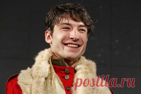 Звезду «Флэша» арестовали за хулиганство и домогательства. Американского актера Эзру Миллера обвинили в хулиганстве и домогательствах. Артист находился в баре и выхватил микрофон у 23-летней женщины, поющей караоке, а затем набросился на 32-летнего мужчину, который играл в дартс. В настоящее время Миллера уже освободили из-под стражи, так как за него был выплачен залог.