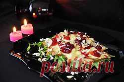 Тёплый салат из груш и моцареллы с клюквенным соусом - кулинарный рецепт. Пикантный, фруктовый, кислый