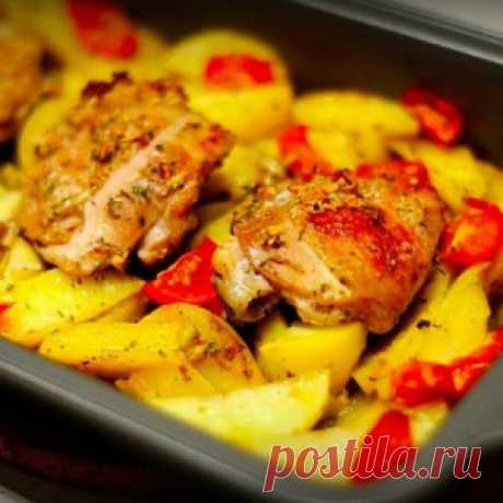 Курица, маринованная в кефире, запечённая с картофелем с травами и чесноком