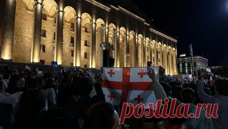 Митингующих против закона об иноагентах в Тбилиси вытеснили с улиц у парламента. Полицейский спецназ, вооруженный щитами и дубинками, начал вытеснять участников акции оппозиции с площади перед зданием парламента. Об этом сообщает &quot;Интерфакс&quot;. В публикации отмечается, что спецназ остановился после того, как ...
