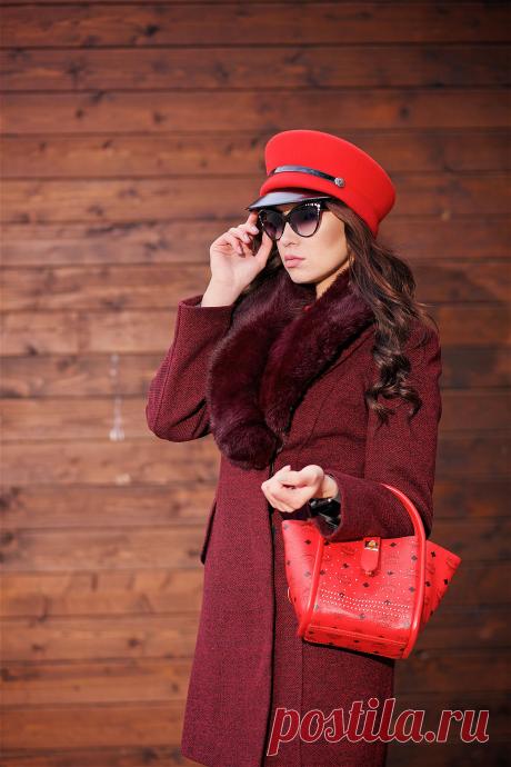 Красный цвет - самый дерзкий тренд сезона.

В этом сезоне красный цвет непременно должен поселиться в вашем гардеробе!
Красный цвет можно сочетать с достаточно широким спектром оттенков.
Главное — не бояться экспериментировать, работать над стереотипами внутри и улыбаться!