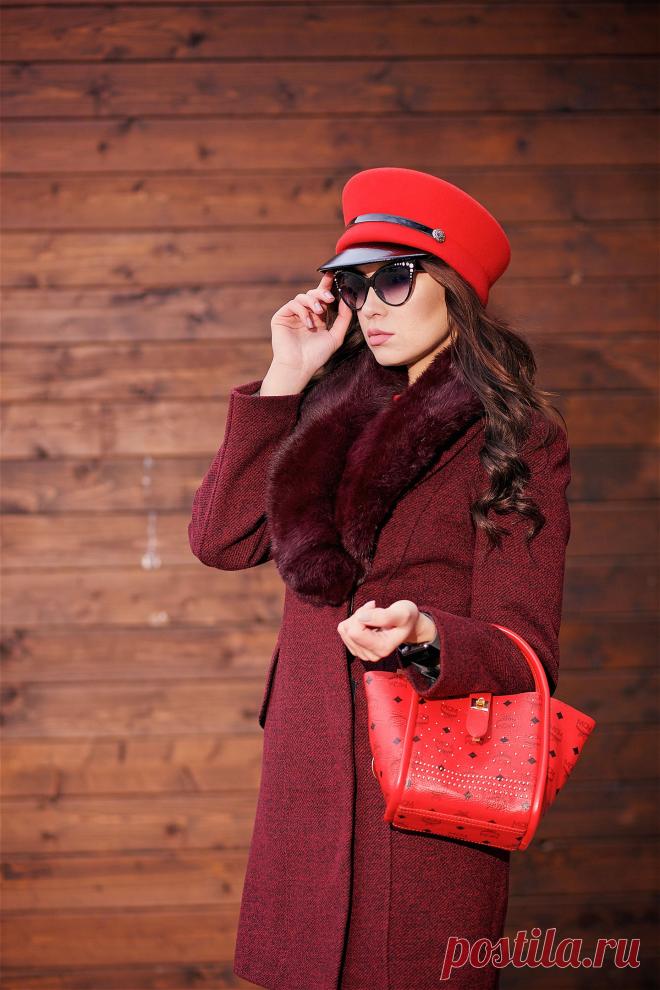 Красный цвет - самый дерзкий тренд сезона.

В этом сезоне красный цвет непременно должен поселиться в вашем гардеробе!
Красный цвет можно сочетать с достаточно широким спектром оттенков.
Главное — не бояться экспериментировать, работать над стереотипами внутри и улыбаться!