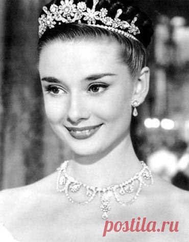 👌 Одри Хепберн женщина-вдохновение, интересные биографии Среди всех известных женщин мира Одри Хепберн является мировым эталоном красоты спустя годы после ее смерти. Ее элегантность, шарм и внутренняя красота, ее очаровательная улыбка и...