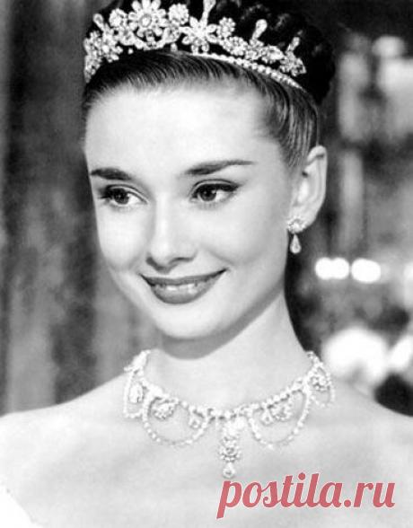 👌 Одри Хепберн женщина-вдохновение, интересные биографии Среди всех известных женщин мира Одри Хепберн является мировым эталоном красоты спустя годы после ее смерти. Ее элегантность, шарм и внутренняя красота, ее очаровательная улыбка и...