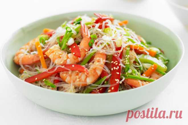Салат с фунчозой и морепродуктами