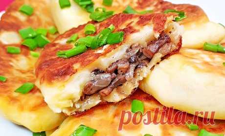 Картофельные пирожки с грибами на сковороде