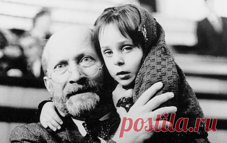 10 заповедей Януша Корчака для родителей – от педагога, который отказался покинуть 200 своих воспитанников и мужественно принял смерть в газовой камере: 1. Не жди, что твой ребенок будет таким, как ты или таким, как ты хочешь. Помоги ему стать не тобой, а собой. 2. Не требуй от ребенка платы за все, что ты для него сделал. Ты дал ему жизнь, как он может отблагодарить тебя? Он даст жизнь другому, тот — третьему, и это необратимый закон благодарности. 3. Не вымещай на ребенке свои обиды, чтобы в…