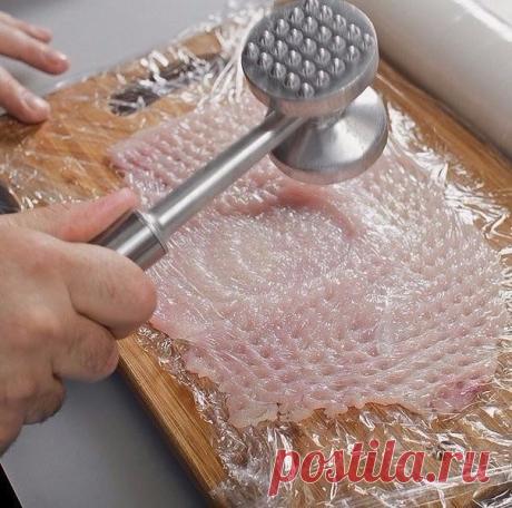 ПАРОВОЙ КУРИНЫЙ РУЛЕТ С МАНДАРИНАМИ И ЧЕРНОСЛИВОМ 

Главная прелесть этого рулета заключается в том, что начинка в нем может
 быть какой угодно: овощной, грибной, или как тут — фруктовой. Куриное 
мясо вообще неплохо сочетается со сладкими фруктами — например, с 
грушами или абрикосами, которые для усиления вкуса лучше брать не в 
свежем, а сушеном виде. А чтобы сбалансировать сладость, можно добавлять
 побольше любимых специй