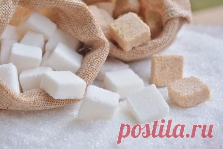 Сахар | Кухня Кухня В кулинарно-бытовом отношении сахаром называют сахарозу – обыкновенный пищевой подсластитель, который получается при переработке сахарного тростника или сахарной свеклы. Производство сахара в нашей