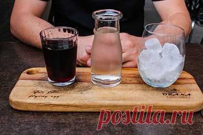 В России нашли альтернативу уходящим с рынка Coca-Cola и Pepsi. В России нашли альтернативу уходящим с рынка Coca-Cola и Pepsi. Как заявил замдиректора пивоваренного завода «Вятич» в Кирове Сергей Ворончихин, вятский квас и другие изготавливаемые компанией продукты смогут стать полноценной заменой напиткам, рынок будет переориентировал в сторону российского производителя.