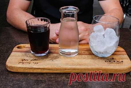 В России нашли альтернативу уходящим с рынка Coca-Cola и Pepsi. В России нашли альтернативу уходящим с рынка Coca-Cola и Pepsi. Как заявил замдиректора пивоваренного завода «Вятич» в Кирове Сергей Ворончихин, вятский квас и другие изготавливаемые компанией продукты смогут стать полноценной заменой напиткам, рынок будет переориентировал в сторону российского производителя.