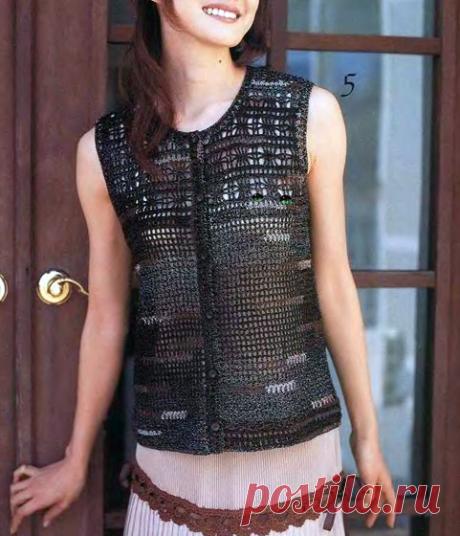 Филейный жилет с кокеткой из "жучков" Вязаный крючком филейный жилет с кокеткой из "жучков". Схема-выкройка в формате .pdf