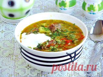 Лагман из баранины Ингредиенты: 0,5 кг хорошего качества баранины; литр бульона; по 1 шт. картофеля, моркови, лука, редьки, помидоров, перца; 2 ложки томатной пасты; немного растительного масла; чеснок по вкусу; пряности — кориандр, майоран, розмарин и прочие, хорошо сочетаемые с бараниной; соль, перец, зелень. Пошагово делается так. Мясо нарезаем небольшими кусками.Овощи чистим и режем или соломкой, или кубиками.В […]